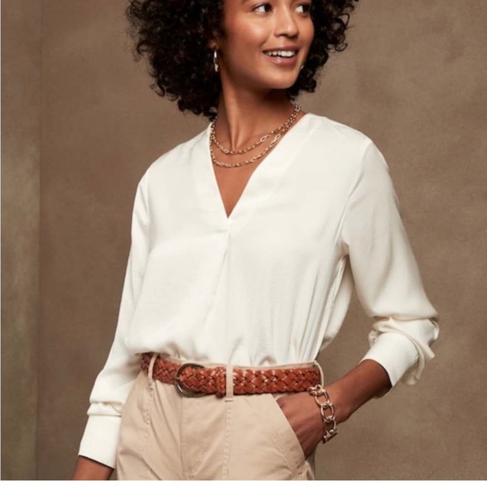 Banana Republic Drapey V-neck blouse, Ivory, Size M